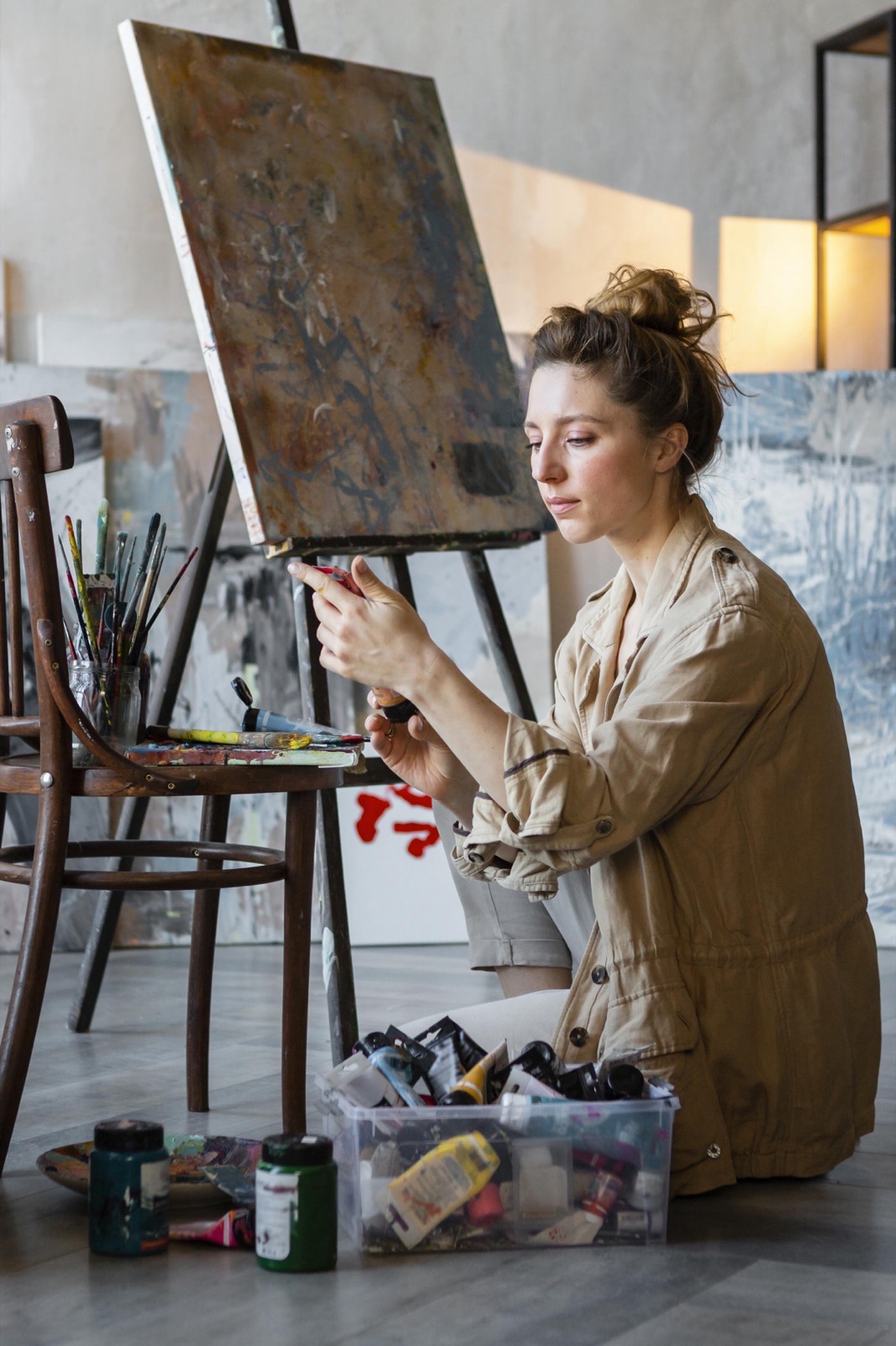 Artista trabajando en su estudio