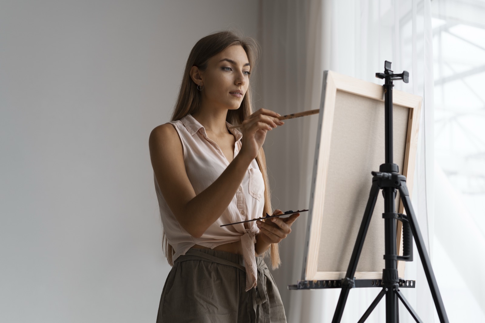 Artista pintando un lienzo en su estudio